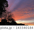 茜色に染まるドラマチックな夕焼け空 143340184