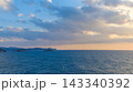 夕暮れ時の広大な海とダイナミックな雲の広がり 143340392