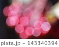 ピンク色の幻想的な玉ボケと光のイルミネーション背景 143340394