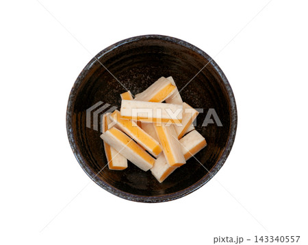 小鉢に盛ったピザ風味のチーズ鱈【白背景・切り抜き】 小鉢に盛ったピザ風味のチーズ鱈【白背景・切り抜き】 143340557