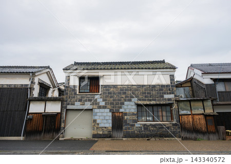 日本の岡山県岡山市の西大寺の五福通りの懐かしく古くて美しい建物 日本の岡山県岡山市の西大寺の五福通りの懐かしく古くて美しい建物 143340572