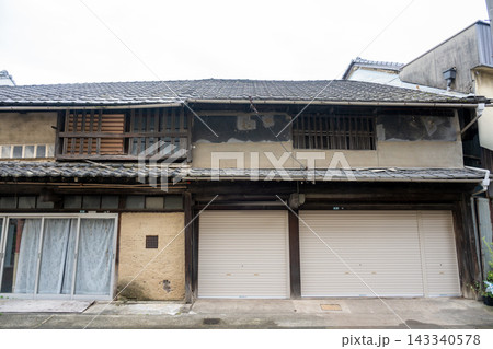 日本の岡山県岡山市の西大寺の五福通りの懐かしく古くて美しい建物 日本の岡山県岡山市の西大寺の五福通りの懐かしく古くて美しい建物 143340578