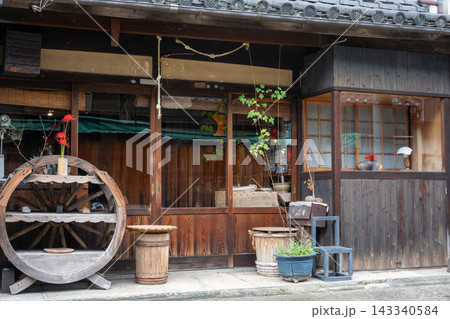 日本の岡山県岡山市の西大寺の五福通りの懐かしく古くて美しい建物 日本の岡山県岡山市の西大寺の五福通りの懐かしく古くて美しい建物 143340584