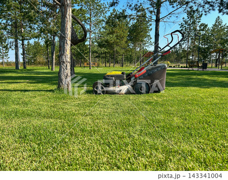 The lawnmower is standing there 143341004