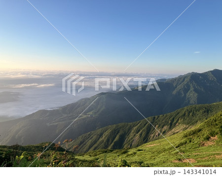 一面に広がる幻想的な雲海と青空に映える緑豊かな山々の絶景 一面に広がる幻想的な雲海と青空に映える緑豊かな山々の絶景 143341014