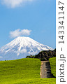 《静岡県》日本の絶景 春の青空と富士山と茶畑 143341147