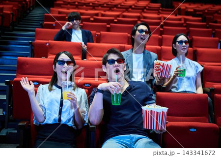 3Dメガネをかけて映画鑑賞を楽しむ男女 3Dメガネをかけて映画鑑賞を楽しむ男女 143341672