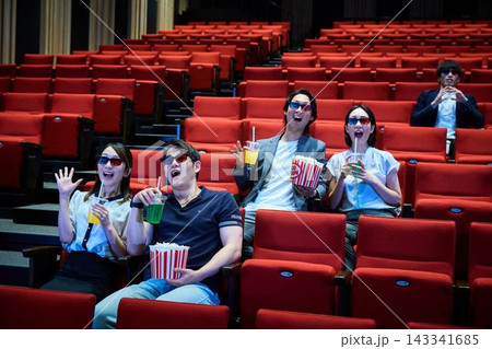 3Dメガネをかけて映画鑑賞を楽しむ男女 143341685