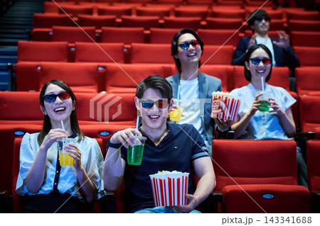 3Dメガネをかけて映画鑑賞を楽しむ男女 143341688