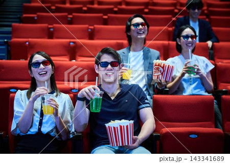 3Dメガネをかけて映画鑑賞を楽しむ男女 3Dメガネをかけて映画鑑賞を楽しむ男女 143341689