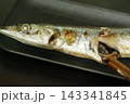 箸で身をほぐす焼きサンマ、秋の味覚を楽しむ日本の食卓 143341845
