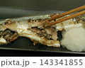 大根おろしを添えた焼きサンマを箸で味わう秋の和食 143341855