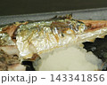 大根おろしを添えた焼きサンマを箸で味わう秋の和食 143341856
