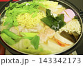 豚肉と野菜、麺を煮込む熱々の寄せ鍋、日本の冬の家庭料理 143342173