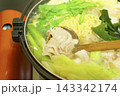 豚肉と野菜、麺を煮込む熱々の寄せ鍋、日本の冬の家庭料理 143342174