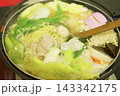 豚肉と野菜、麺を煮込む熱々の寄せ鍋、日本の冬の家庭料理 143342175