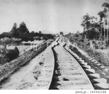 古写真 1891年 濃尾地震で曲がった東海道線の線路 古写真 1891年 濃尾地震で曲がった東海道線の線路 143342188