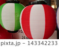 先に飾先に飾られた鮮やかな日本の提灯 先に飾先に飾られた鮮やかな日本の提灯 143342233