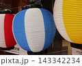 先に飾先に飾られた鮮やかな日本の提灯 先に飾先に飾られた鮮やかな日本の提灯 143342234