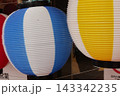 先に飾先に飾られた鮮やかな日本の提灯 先に飾先に飾られた鮮やかな日本の提灯 143342235