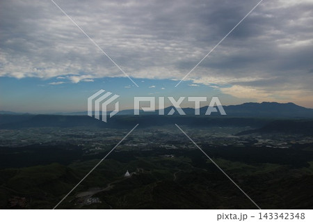 熊本県・阿蘇山の仙酔峡や高岳から遠望する九重連山の雄大な山並みと阿蘇の自然風景 熊本県・阿蘇山の仙酔峡や高岳から遠望する九重連山の雄大な山並みと阿蘇の自然風景 143342348