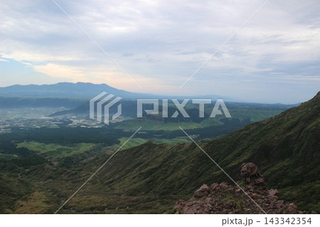 熊本県・阿蘇山の仙酔峡や高岳から遠望する九重連山の雄大な山並みと阿蘇の自然風景 熊本県・阿蘇山の仙酔峡や高岳から遠望する九重連山の雄大な山並みと阿蘇の自然風景 143342354