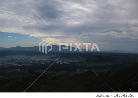 熊本県・阿蘇山の仙酔峡や高岳から遠望する九重連山の雄大な山並みと阿蘇の自然風景 熊本県・阿蘇山の仙酔峡や高岳から遠望する九重連山の雄大な山並みと阿蘇の自然風景 143342356