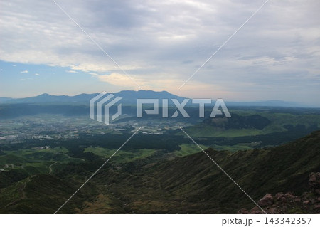 熊本県・阿蘇山の仙酔峡や高岳から遠望する九重連山の雄大な山並みと阿蘇の自然風景 熊本県・阿蘇山の仙酔峡や高岳から遠望する九重連山の雄大な山並みと阿蘇の自然風景 143342357