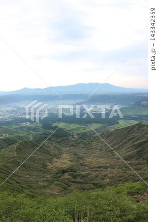 熊本県・阿蘇山の仙酔峡や高岳から遠望する九重連山の雄大な山並みと阿蘇の自然風景 熊本県・阿蘇山の仙酔峡や高岳から遠望する九重連山の雄大な山並みと阿蘇の自然風景 143342359