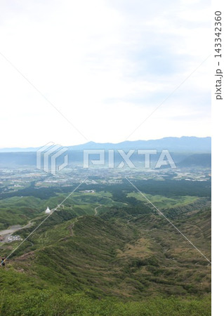 熊本県・阿蘇山の仙酔峡や高岳から遠望する九重連山の雄大な山並みと阿蘇の自然風景 熊本県・阿蘇山の仙酔峡や高岳から遠望する九重連山の雄大な山並みと阿蘇の自然風景 143342360