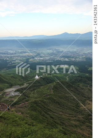 熊本県・阿蘇山の仙酔峡や高岳から遠望する九重連山の雄大な山並みと阿蘇の自然風景 熊本県・阿蘇山の仙酔峡や高岳から遠望する九重連山の雄大な山並みと阿蘇の自然風景 143342361