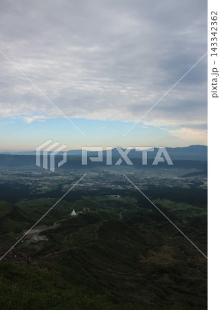 熊本県・阿蘇山の仙酔峡や高岳から遠望する九重連山の雄大な山並みと阿蘇の自然風景 熊本県・阿蘇山の仙酔峡や高岳から遠望する九重連山の雄大な山並みと阿蘇の自然風景 143342362