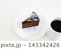 白い背景のチョコレートケーキとコーヒー 143342426