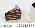 白い背景のチョコレートケーキとコーヒー 143342427