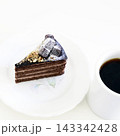 白い背景のチョコレートケーキとコーヒー 143342428