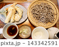 天ぷらを添えたざるそば 143342591