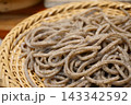 ざるに盛ったざるそば 143342592