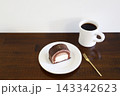 チョコレートムースケーキとコーヒー 143342623