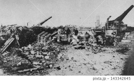 古写真 1895年2月24日 日清戦争中の中国・山東省 破壊された威海衛の砲台 古写真 1895年2月24日 日清戦争中の中国・山東省 破壊された威海衛の砲台 143342645