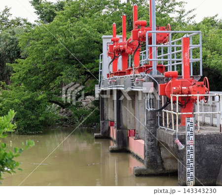 川の近くの小さな水門 143343230