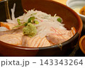 炙ったサーモンの海鮮丼 143343264