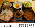 サーモン丼の定食 143343265