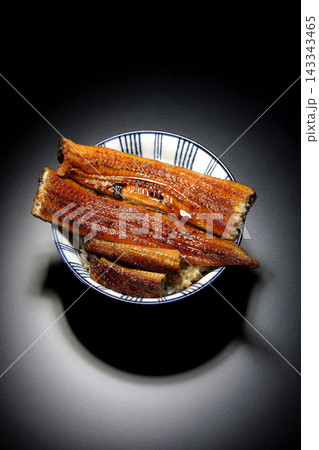 うな丼を黒背景で単品撮影 うな丼を黒背景で単品撮影 143343465