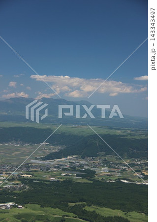 本県阿蘇山の楢尾岳から見渡す仙酔峡の谷と遠くに広がる九重連山の美しい山岳風景 143343497