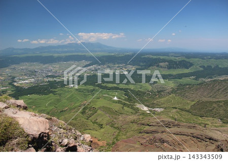 本県阿蘇山の楢尾岳から見渡す仙酔峡の谷と遠くに広がる九重連山の美しい山岳風景 本県阿蘇山の楢尾岳から見渡す仙酔峡の谷と遠くに広がる九重連山の美しい山岳風景 143343509