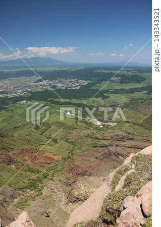 本県阿蘇山の楢尾岳から見渡す仙酔峡の谷と遠くに広がる九重連山の美しい山岳風景 143343521
