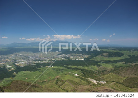 本県阿蘇山の楢尾岳から見渡す仙酔峡の谷と遠くに広がる九重連山の美しい山岳風景 本県阿蘇山の楢尾岳から見渡す仙酔峡の谷と遠くに広がる九重連山の美しい山岳風景 143343524