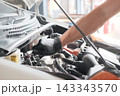 エンジンルームの点検・修理をする自動車整備士の手元クローズアップ 143343570