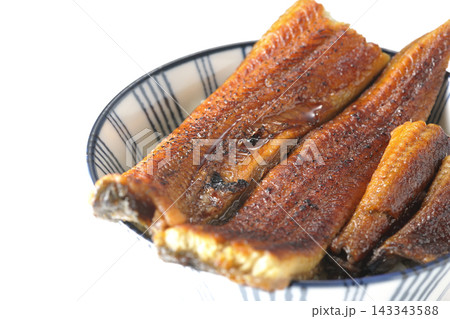うな丼を白背景で単品撮影 うな丼を白背景で単品撮影 143343588
