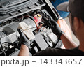 自動車のエンジンオイル交換・点検をする整備士の手元クローズアップ 143343657